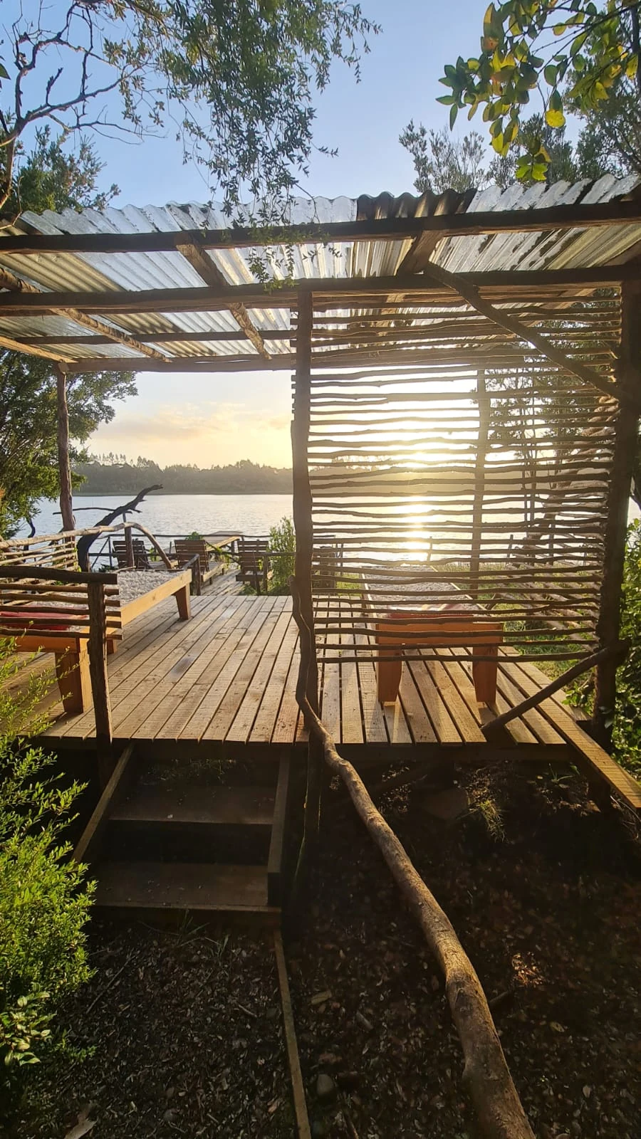 Deck de madera con pérgola y vista al agua en Paraíso Wilkeco