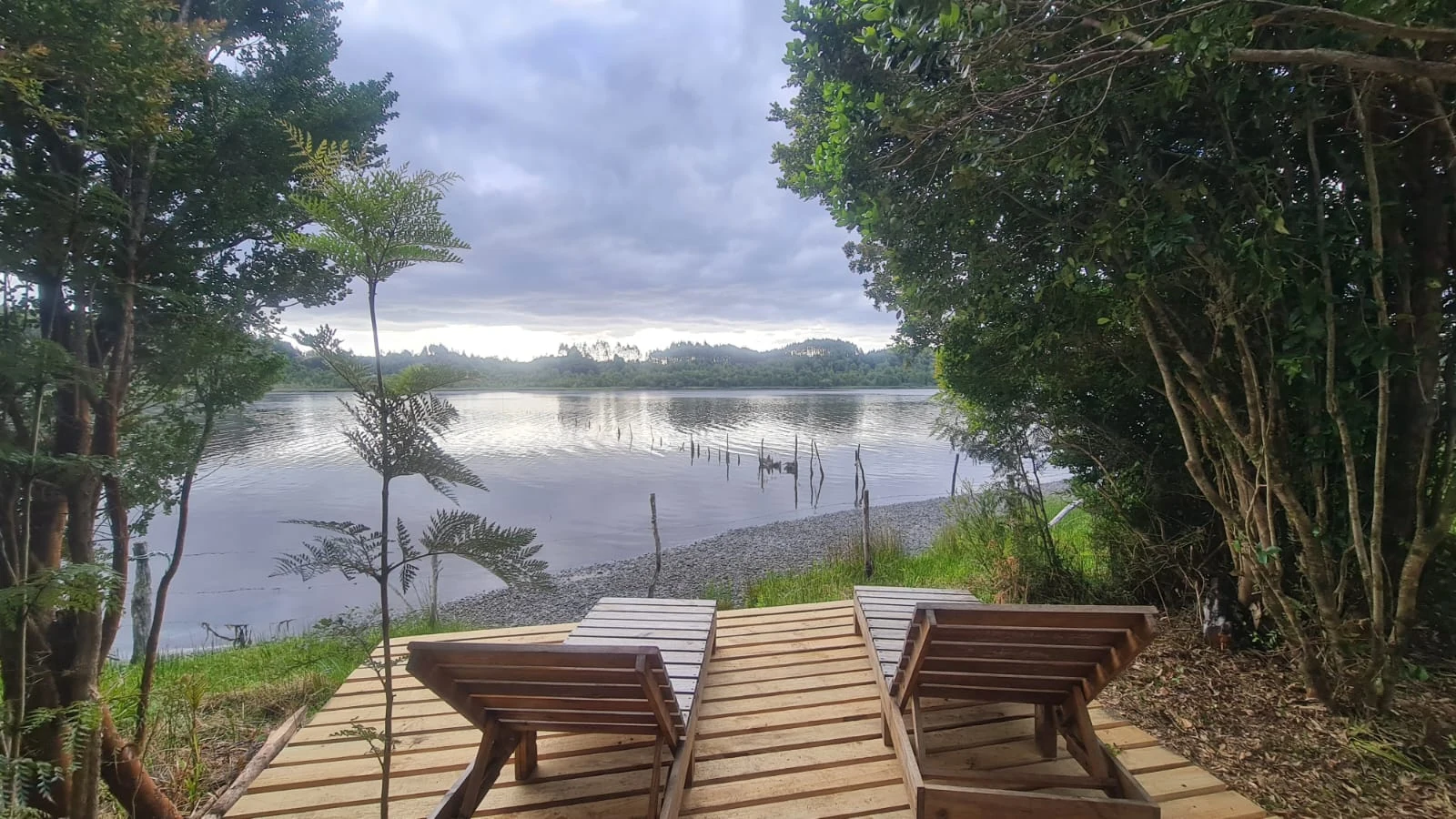 Mirador con reposeras frente al río en Paraíso Wilkeco