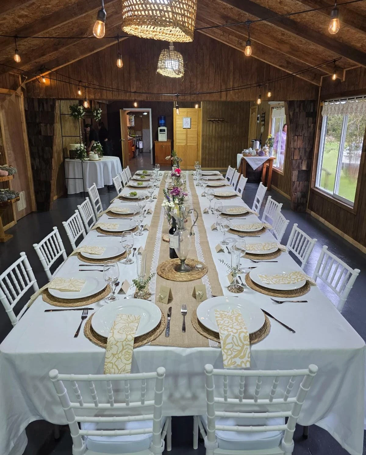 Montaje de comedor para evento en Paraíso Wilkeco