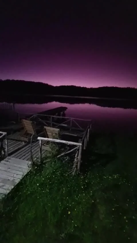 Video nocturno del deck y el río en Paraíso Wilkeco