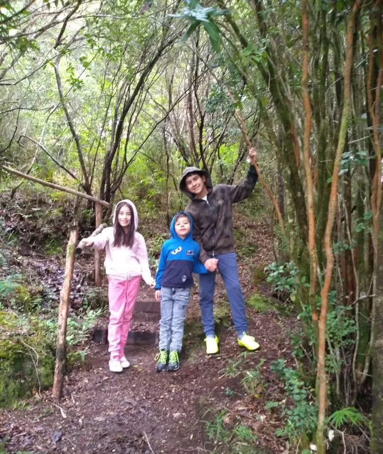 Familia recorriendo un sendero natural en Paraíso Wilkeco
