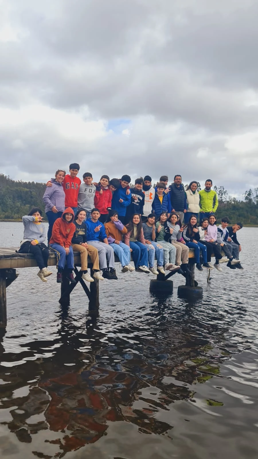 Grupo de visitantes reunido en el muelle de Paraíso Wilkeco