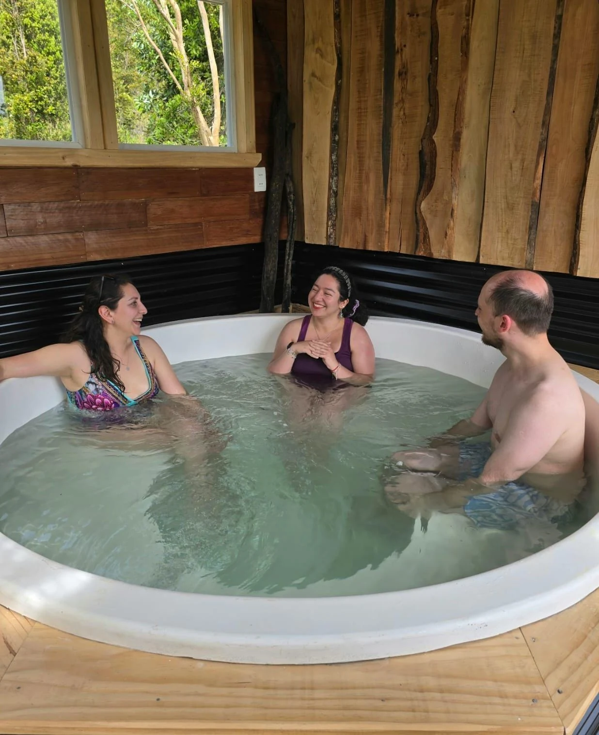 Huéspedes disfrutando los jacuzzis de Paraíso Wilkeco