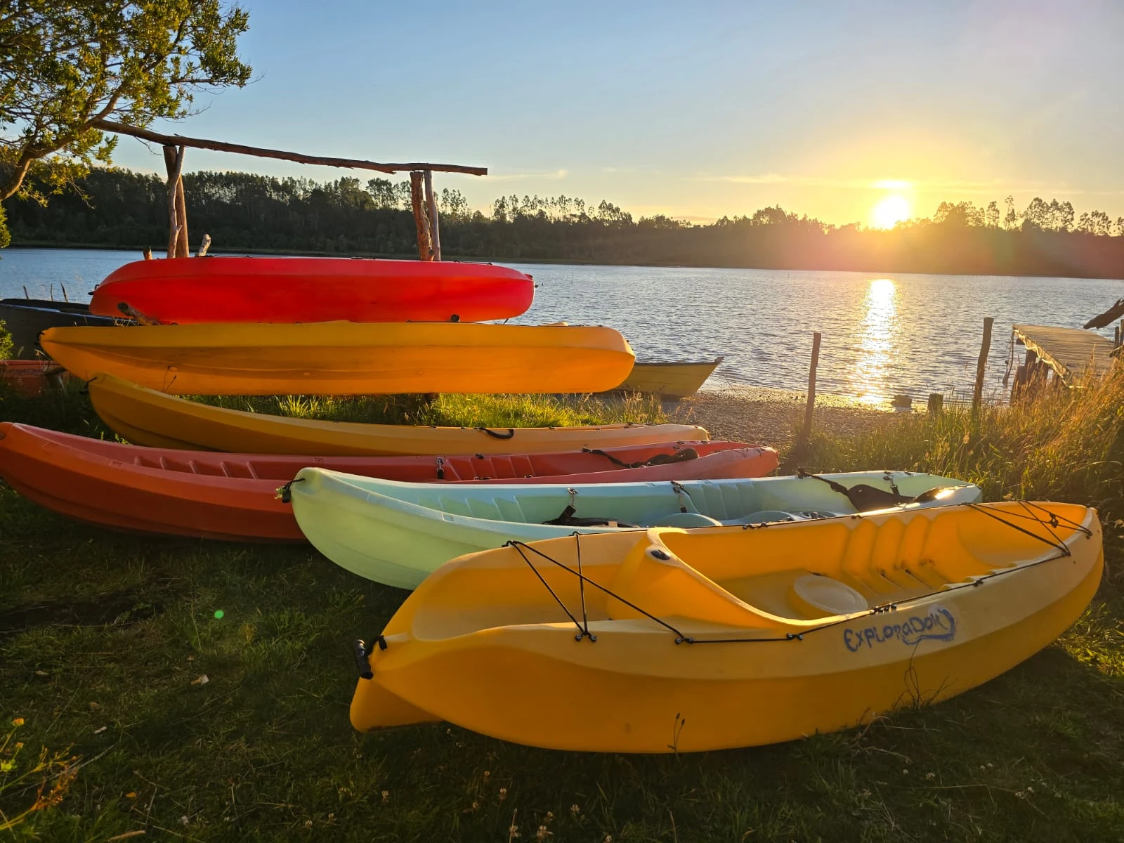 Kayaks junto al río durante el atardecer en Paraíso Wilkeco