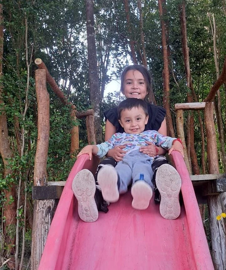 Niños disfrutando la zona de juegos en Paraíso Wilkeco