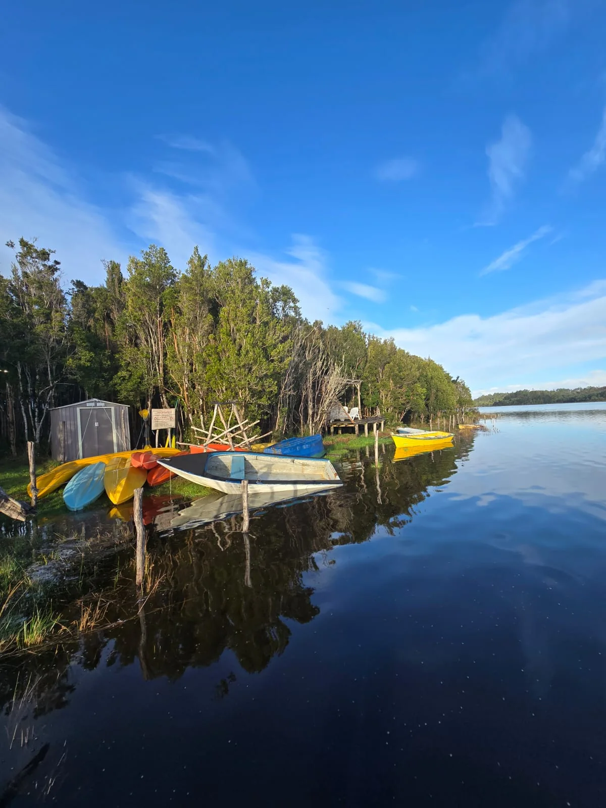 Botes y kayaks junto a la ribera de Paraíso Wilkeco
