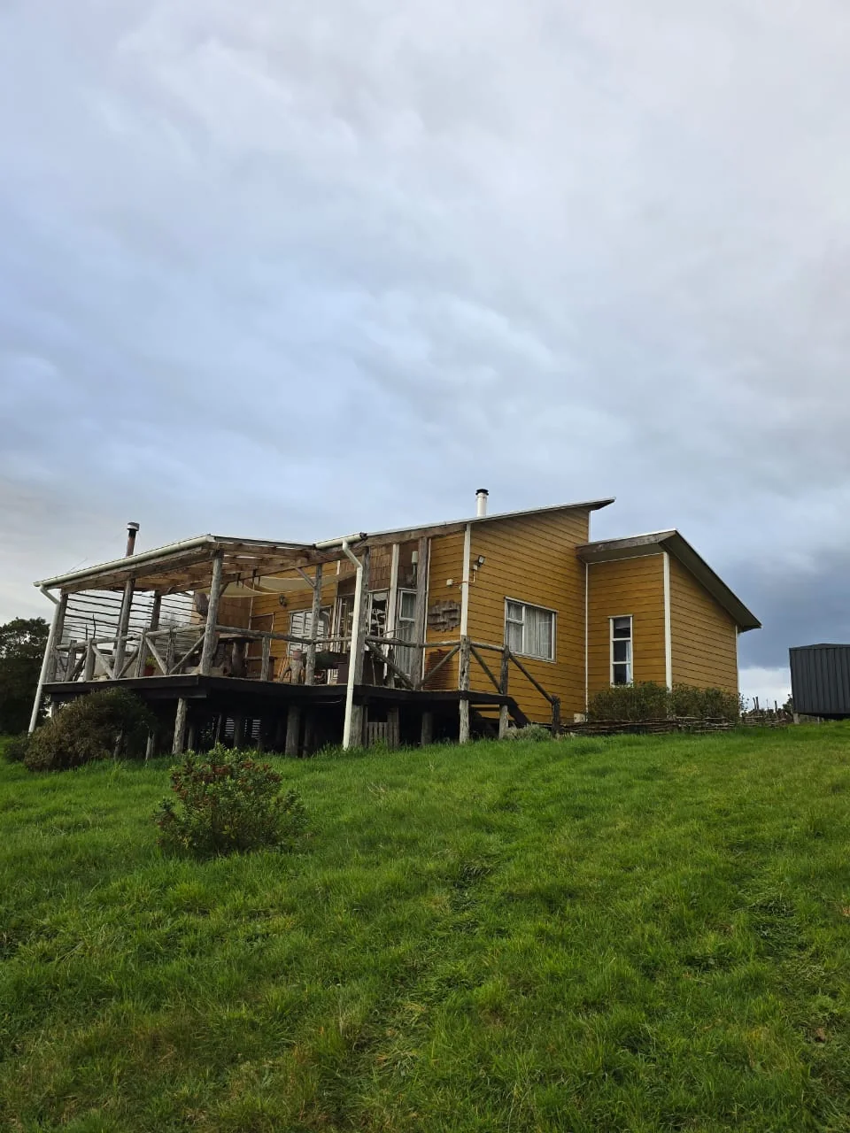 Cabaña de madera con terraza en un día nublado en Paraíso Wilkeco