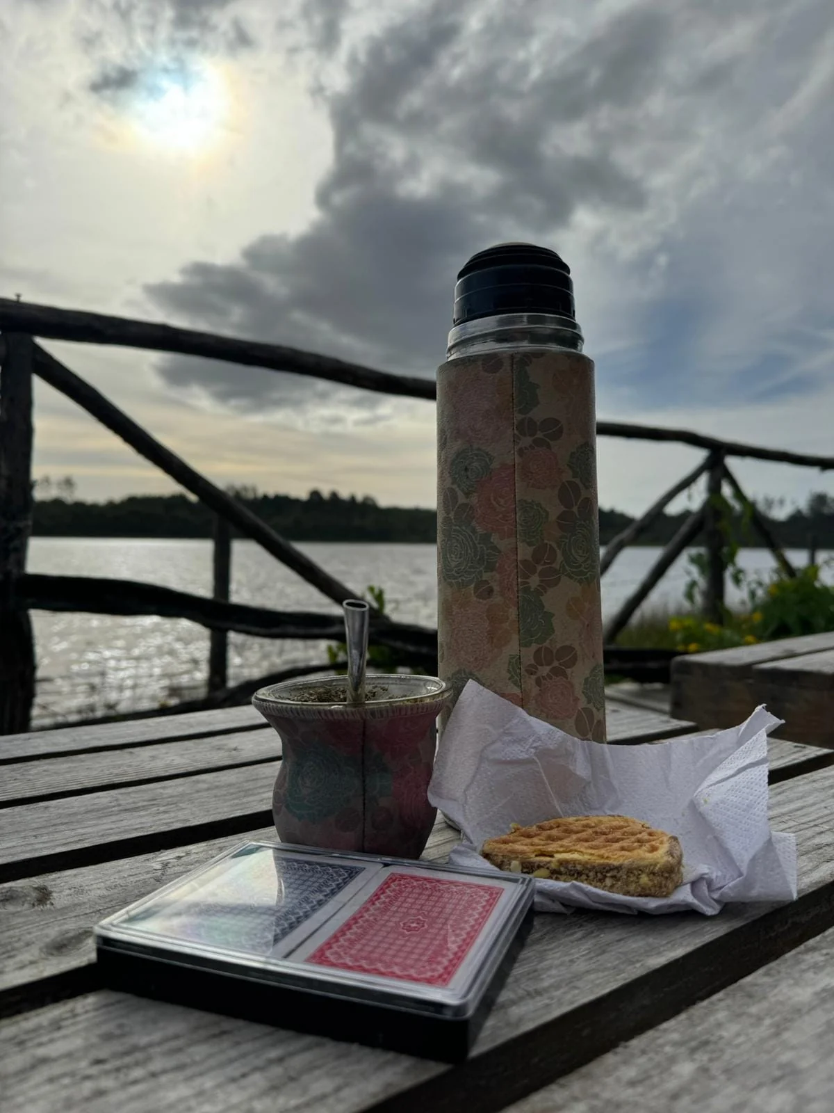 Momento de descanso junto al muelle con vista al agua