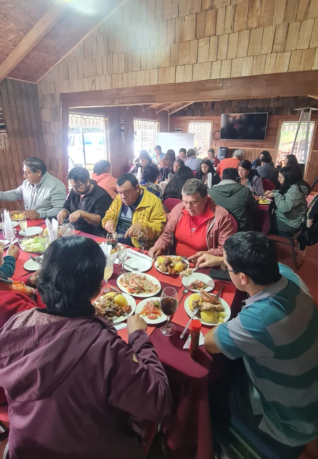 Encuentro de visitantes en un espacio interior de Paraíso Wilkeco