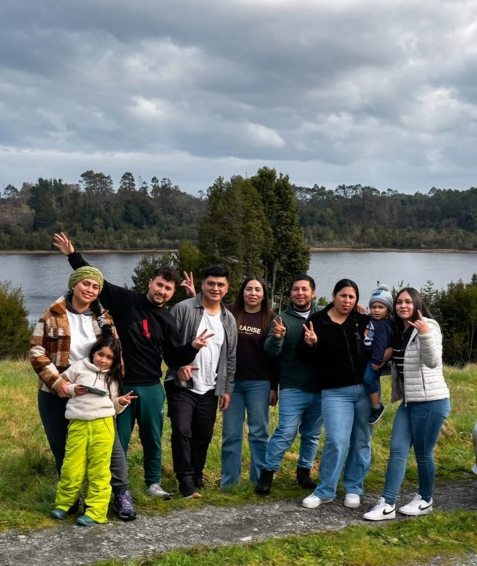 Grupo de visitantes reunido junto al agua