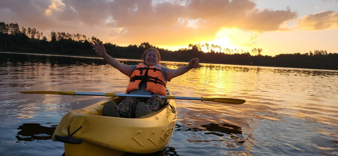 Kayak al atardecer frente a la ribera de Paraíso Wilkeco