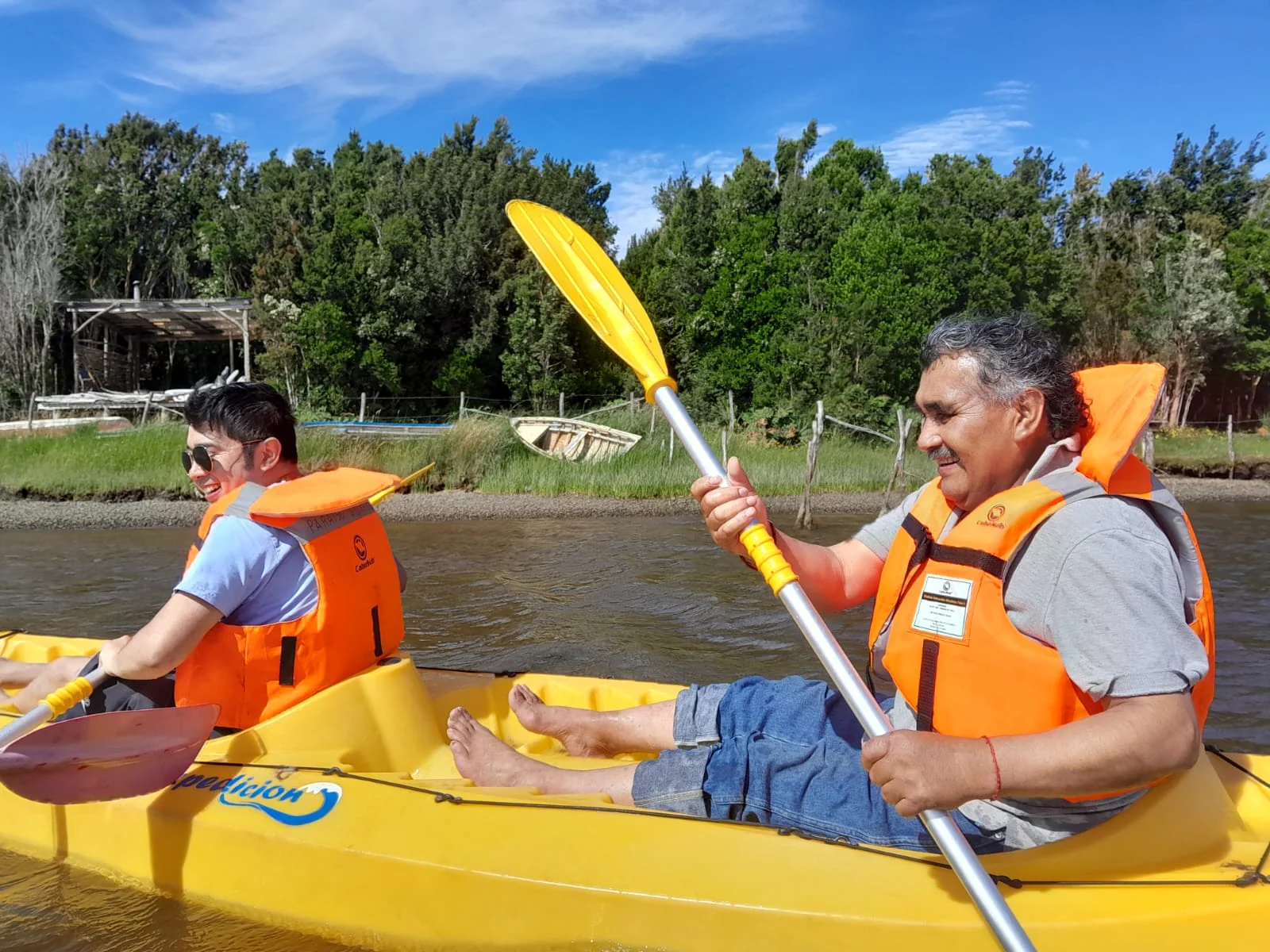 Huéspedes recorriendo el río en kayak en Paraíso Wilkeco