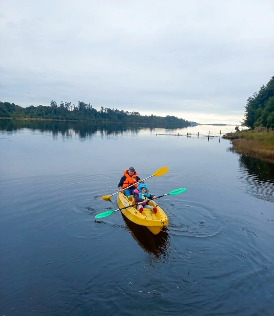 Paseo en kayak por las aguas tranquilas de Paraíso Wilkeco