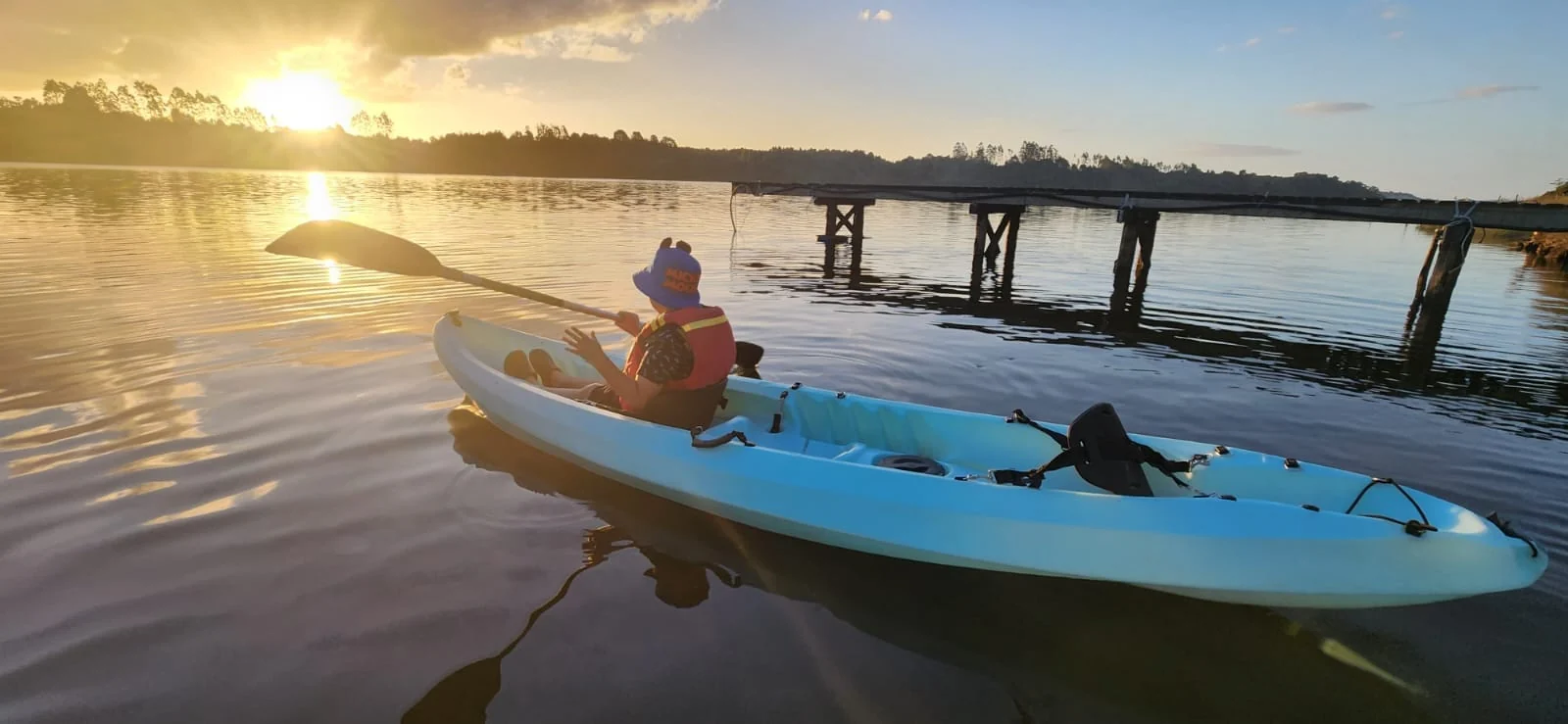 Paseo en kayak sobre aguas tranquilas de Paraíso Wilkeco