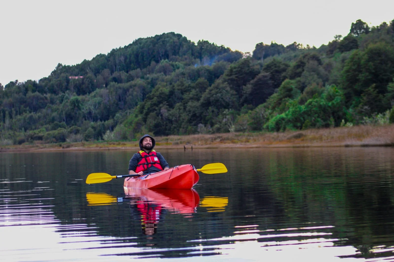 Paseo en kayak rojo por el entorno de Paraíso Wilkeco