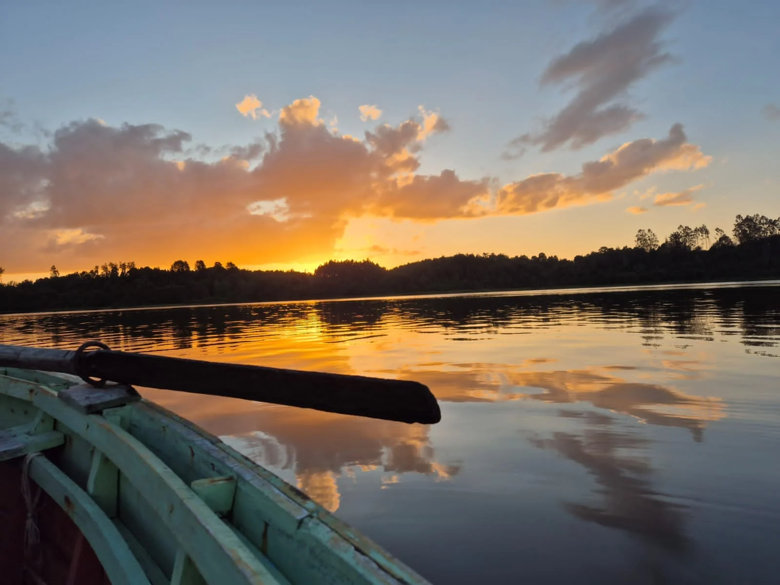 Kayaks junto al río al atardecer en Paraíso Wilkeco