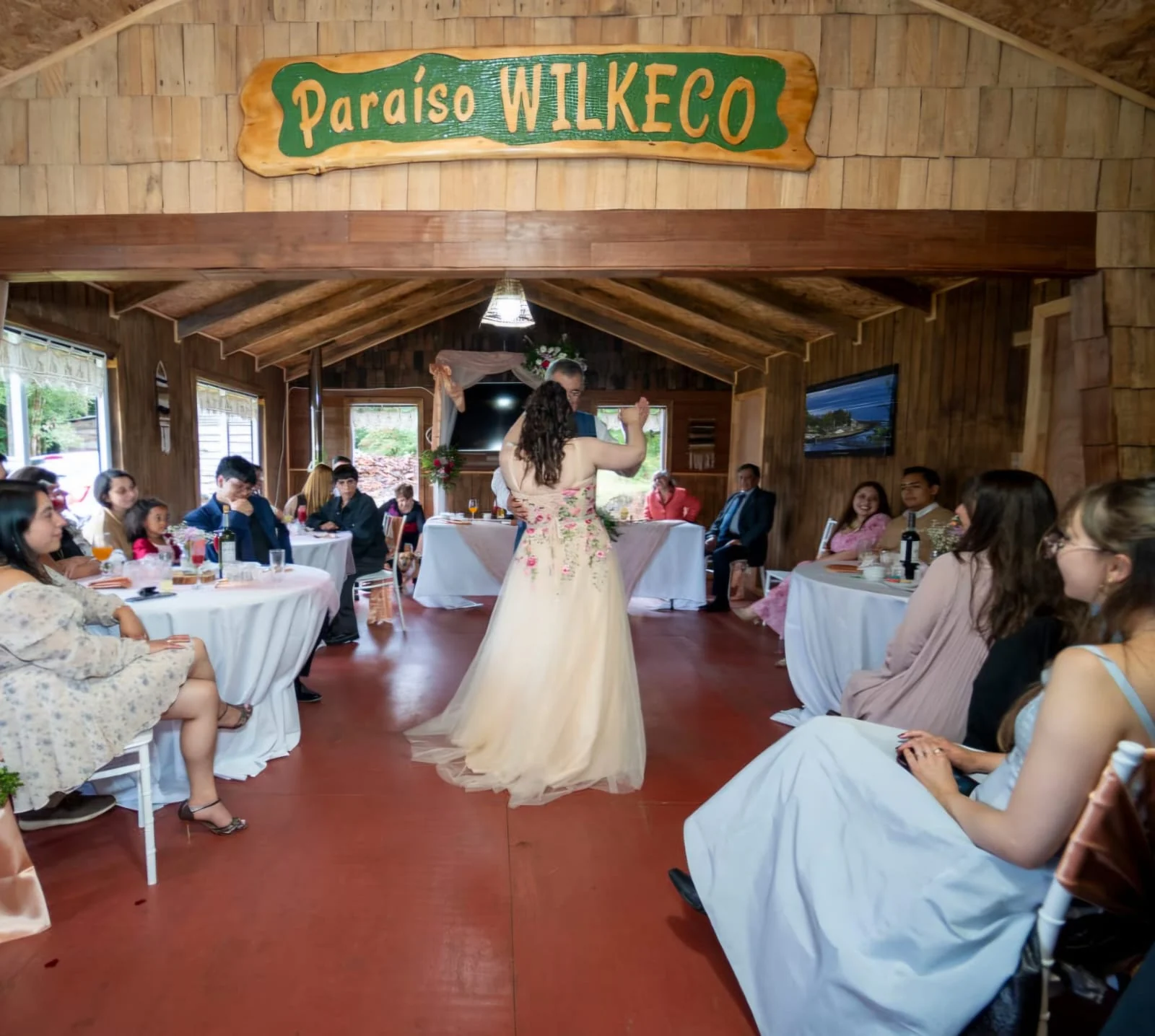 Celebración de matrimonio en el salón de Paraíso Wilkeco