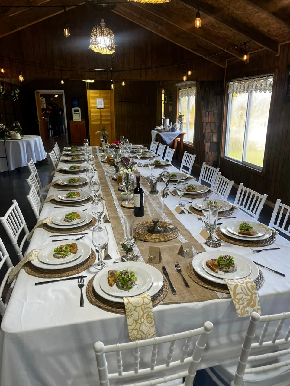 Montaje de comedor para matrimonio o evento en Paraíso Wilkeco