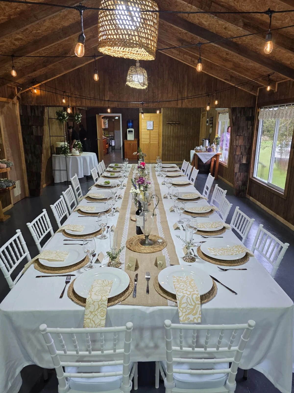 Mesa larga preparada para una celebración