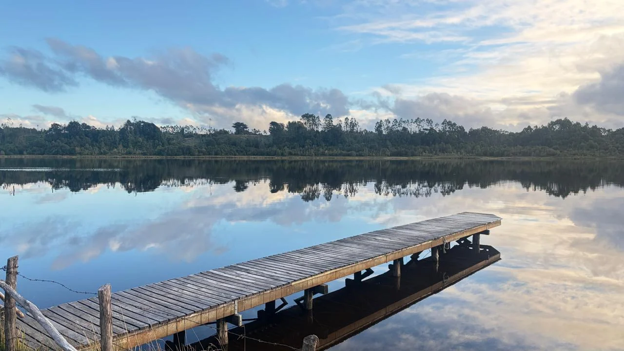 Muelle extendido sobre las aguas de Paraíso Wilkeco