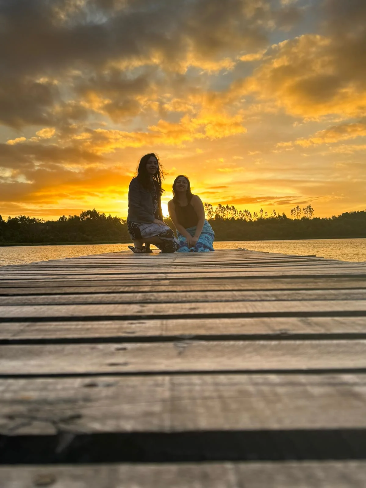 Pareja contemplando el atardecer desde el muelle de Paraíso Wilkeco