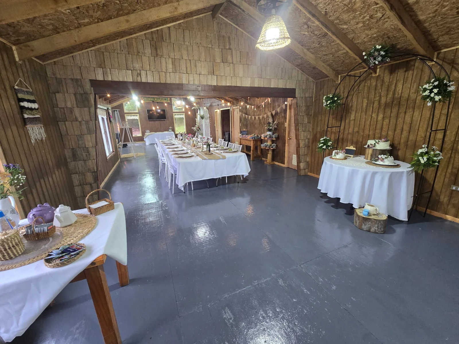 Salón preparado para celebraciones y encuentros en Paraíso Wilkeco