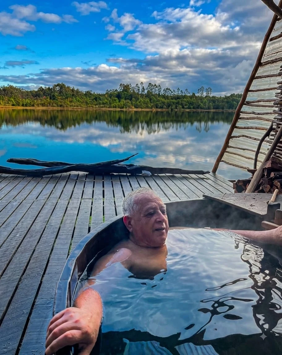 Huésped disfrutando una tinaja con vista al río en Paraíso Wilkeco