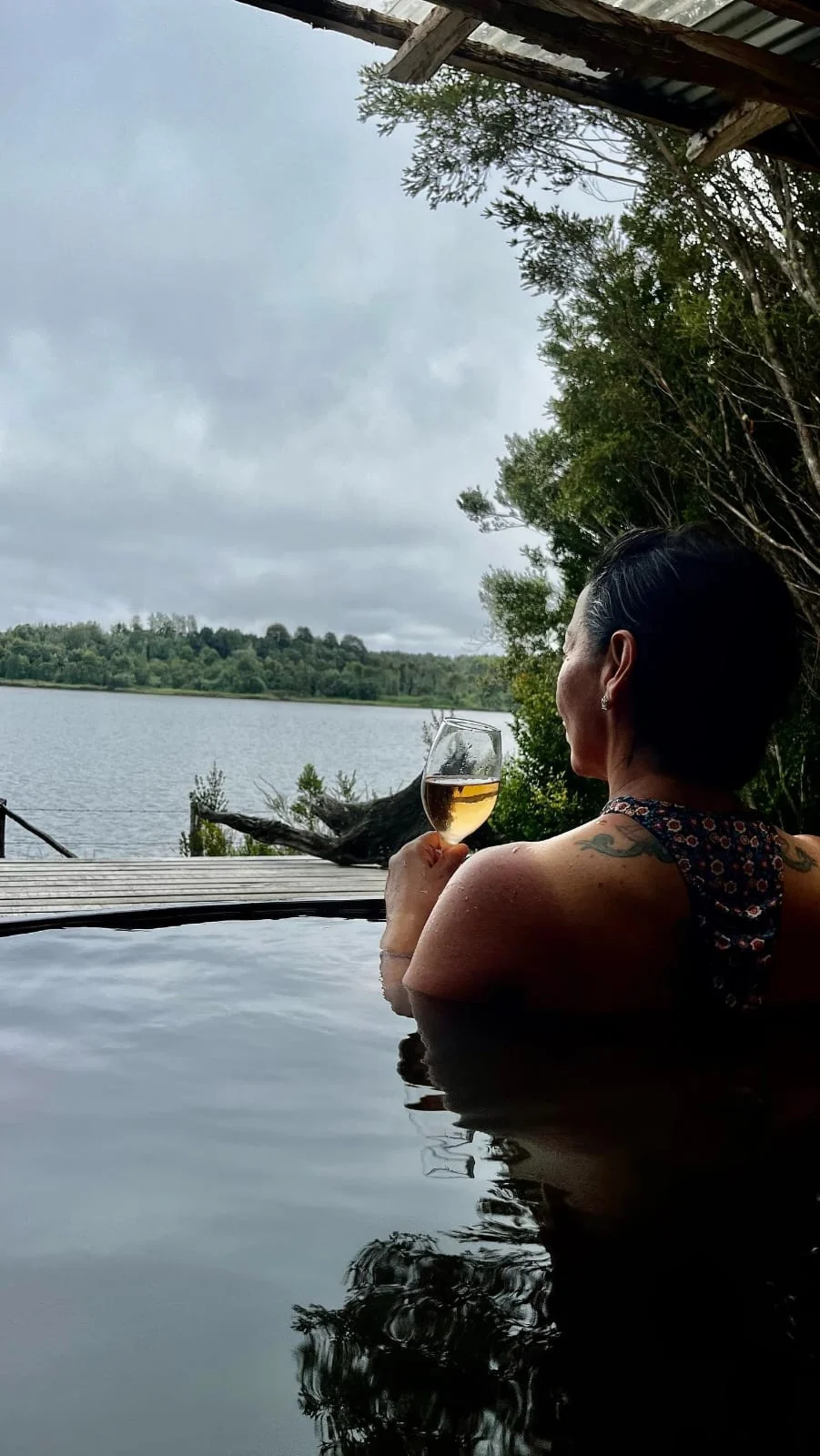 Momento de descanso junto al río en Paraíso Wilkeco