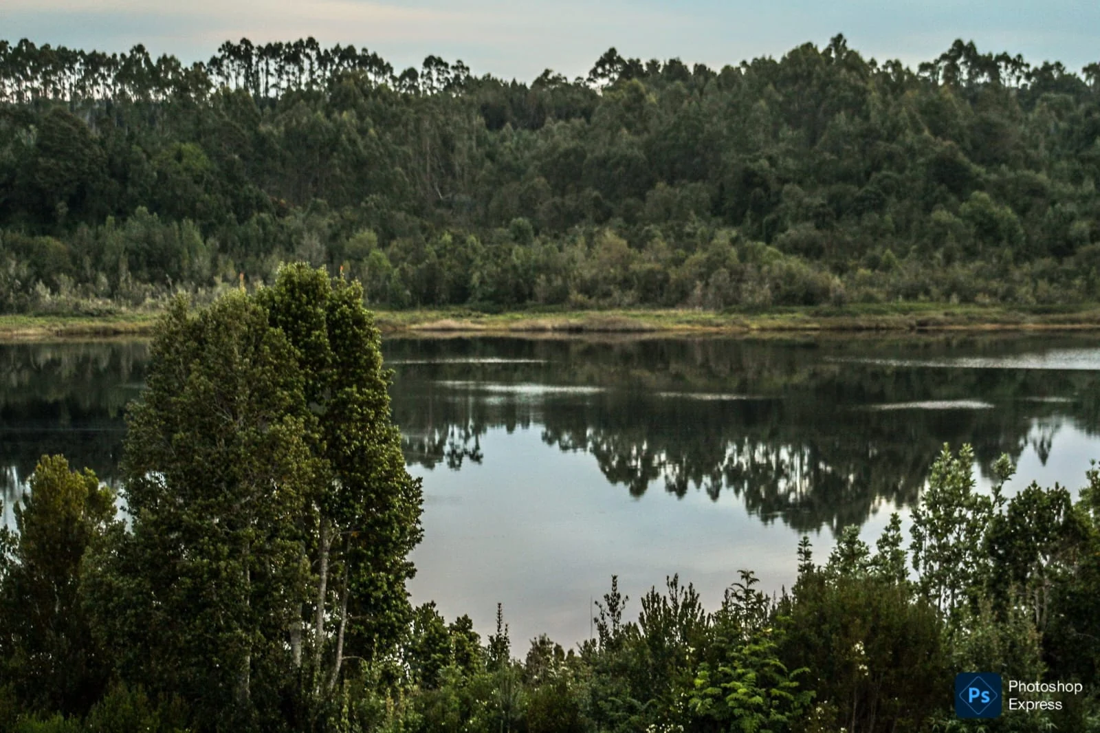 Vista del paisaje rural y el agua en Paraíso Wilkeco