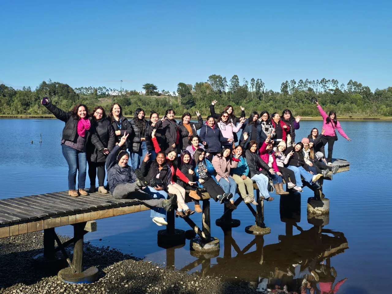 Grupo de visitantes reunido en el muelle de Paraíso Wilkeco