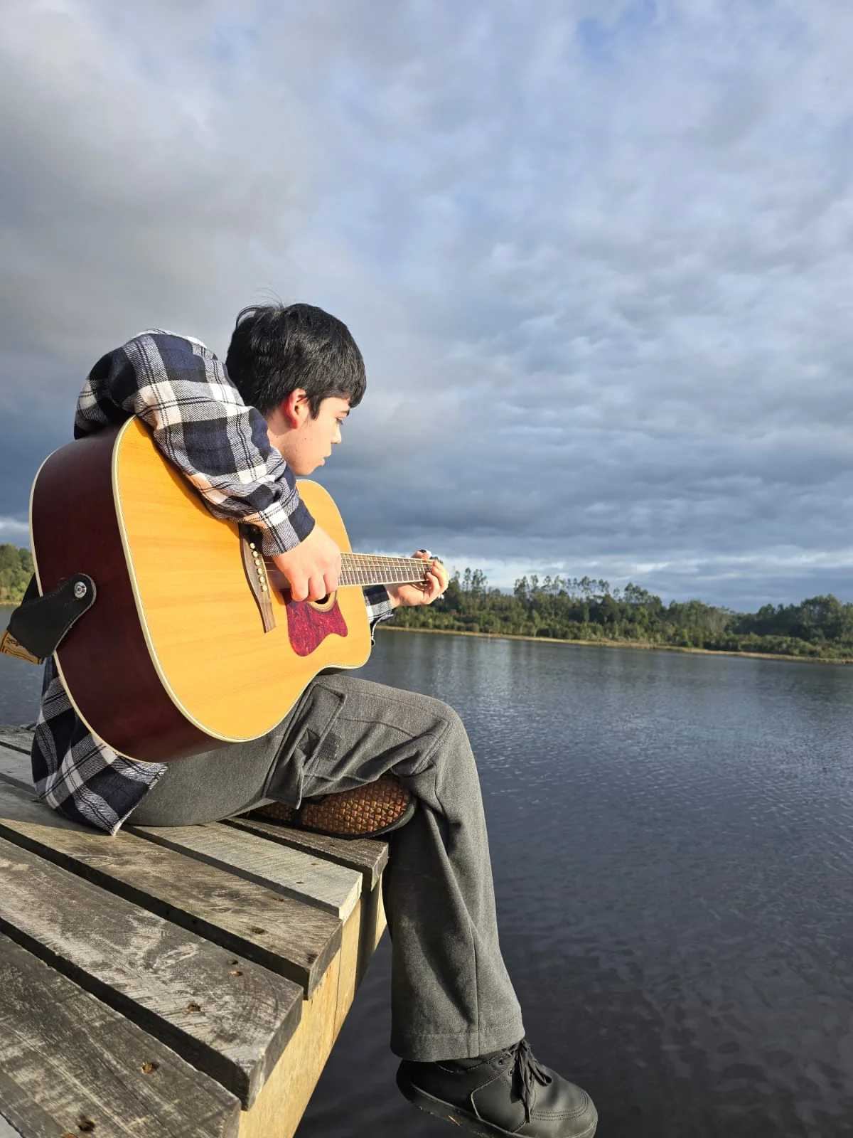 Momento de descanso con guitarra frente al agua en Paraíso Wilkeco