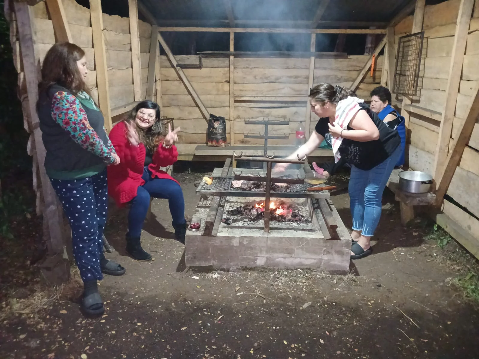Visitantes compartiendo un asado en la Rancha de los Brujos