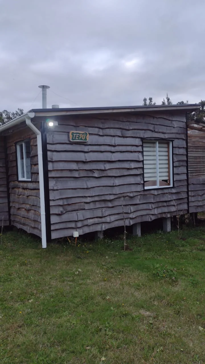 Cabaña Tepú en un día nublado en Paraíso Wilkeco