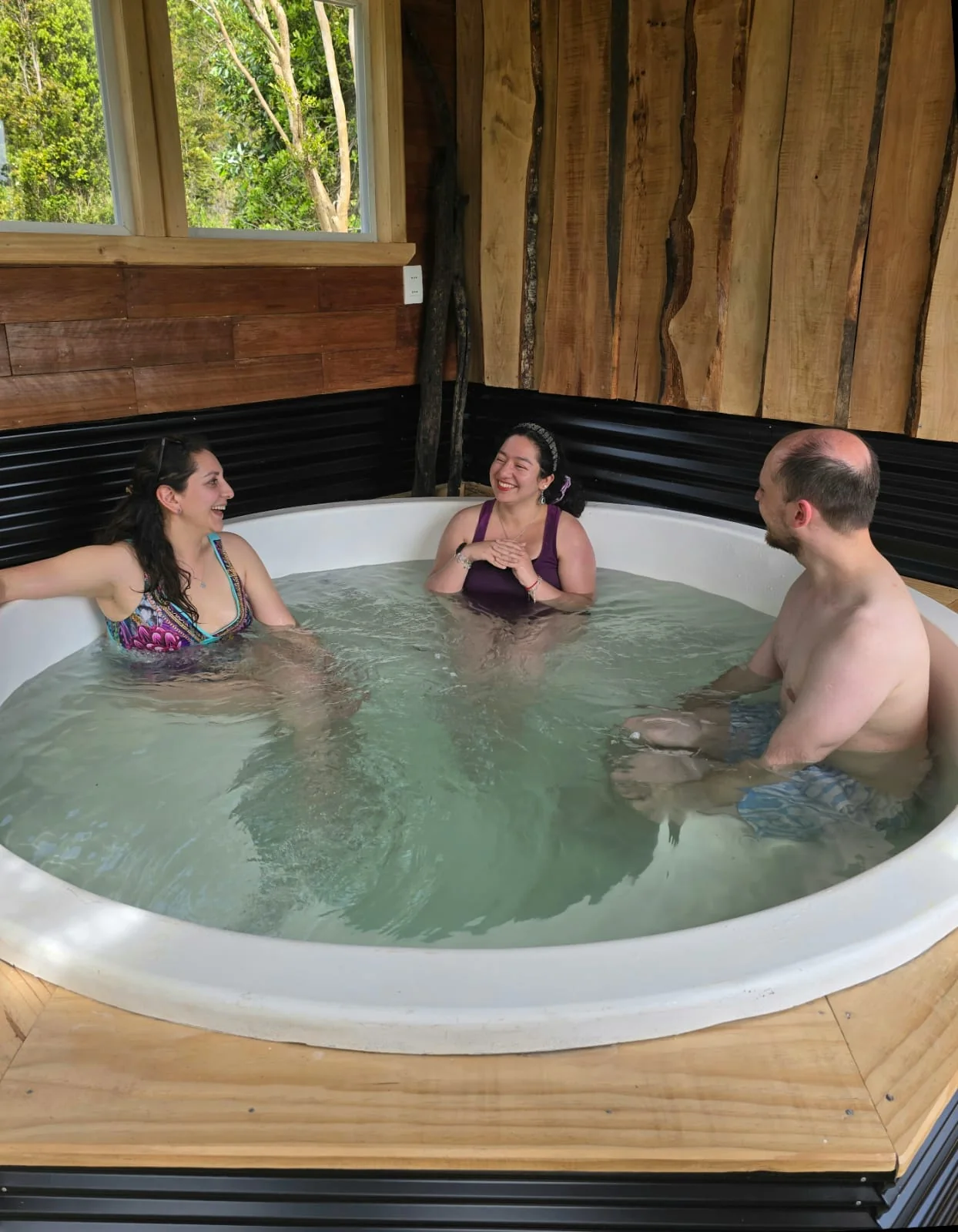 Huéspedes disfrutando un jacuzzi en Paraíso Wilkeco