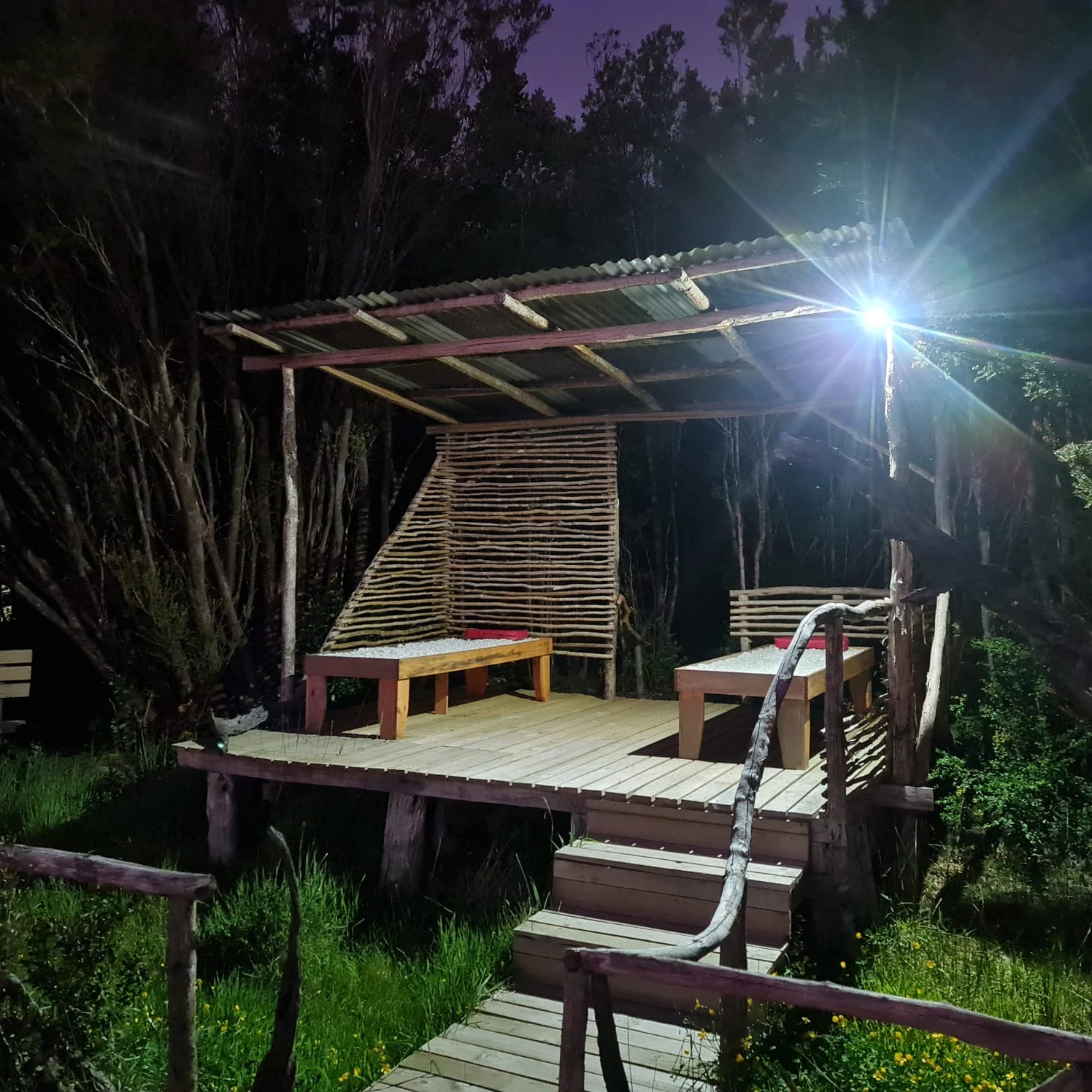Pabellón iluminado durante la noche en Paraíso Wilkeco