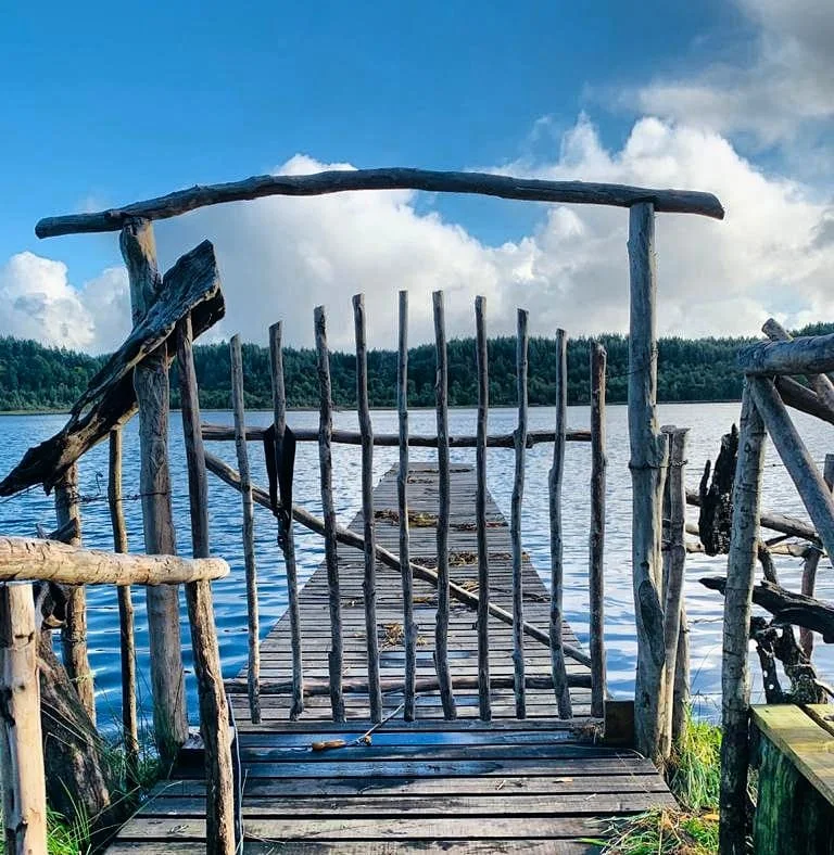 Acceso rústico de madera hacia el muelle de Paraíso Wilkeco