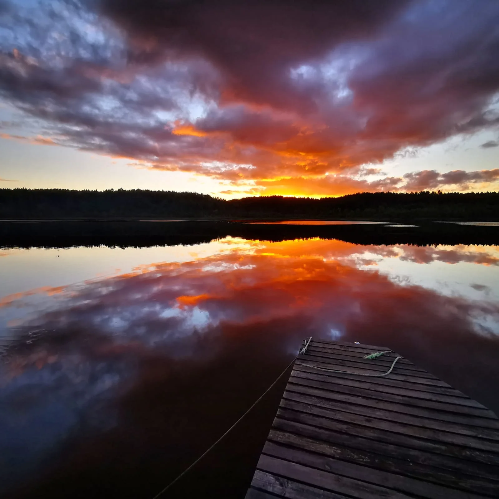 Atardecer real sobre el agua en Paraíso Wilkeco