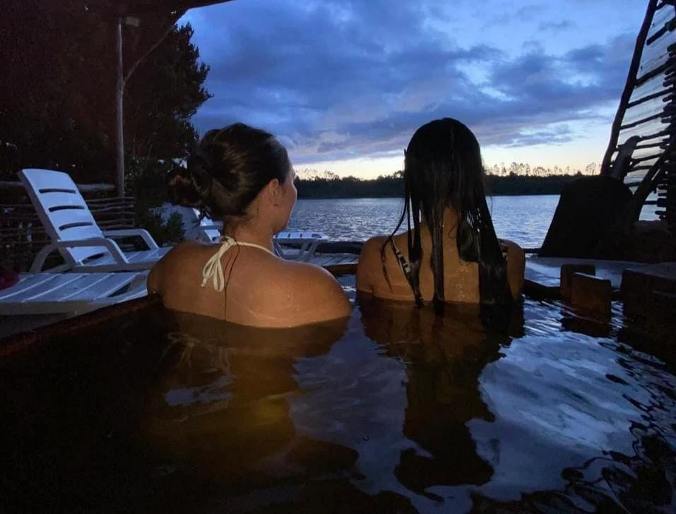 Tinaja al atardecer con vista al río en Paraíso Wilkeco