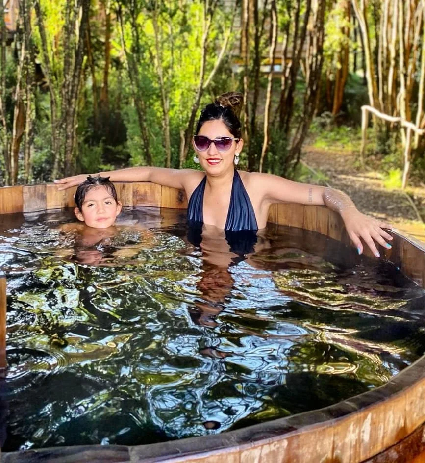 Familia disfrutando una tinaja privada en Paraíso Wilkeco
