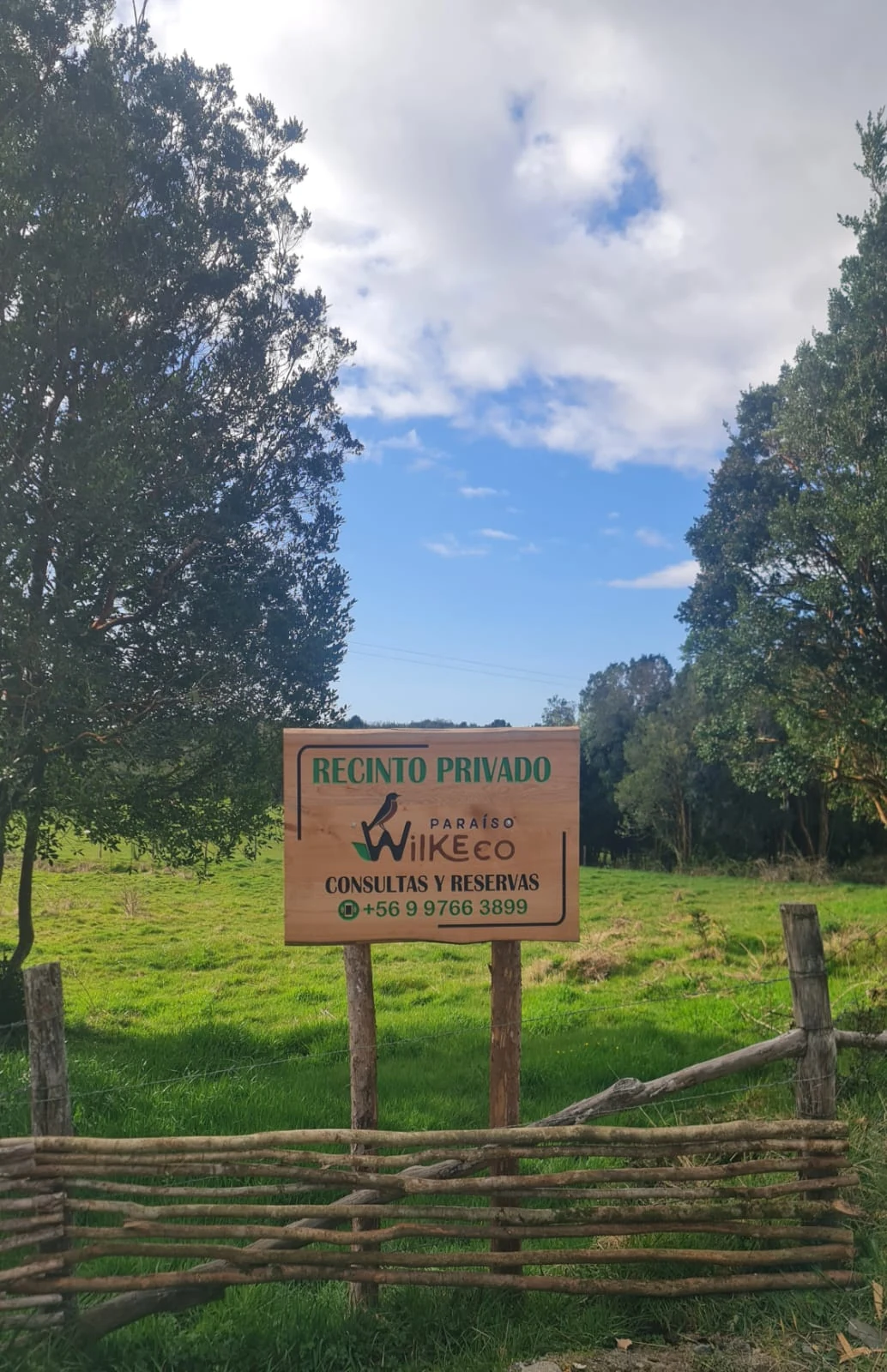 Letrero de acceso a Paraíso Wilkeco para consultas y reservas